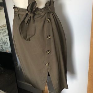 Side button skirt
